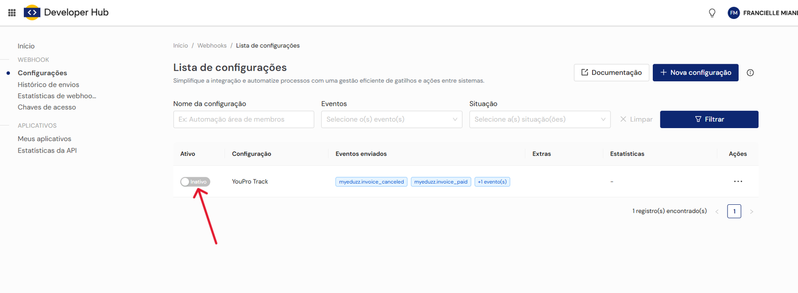 Lista de configurações da Eduzz mostrando webhook inativo com seta para o botão de ativação.